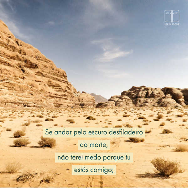 Confiamos em Deus quando caminhamos pelo Vale da Sombra da Morte? #apdd #apalavradedeus #historiacomdeus Um deserto arenoso com as palavras de Salmos 23:4. Mesmo quando eu andar pelo vale mais escuro, eu não vou ter medo