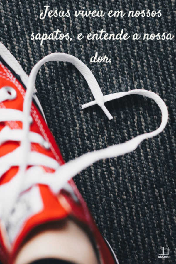 Tênis vermelhos brilhantes, com os cadarços formando um coração. Jesus viveu em nossos sapatos, e Ele entende nossa dor.