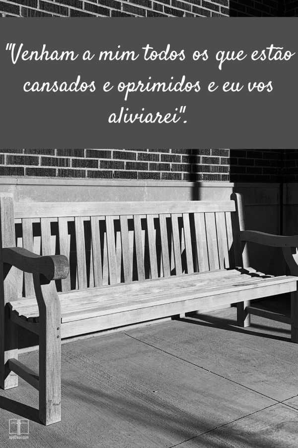 Uma foto em preto e branco de um banco gasto. Venham todos vocês que estão cansados e pesados, e eu lhes darei descanso.
