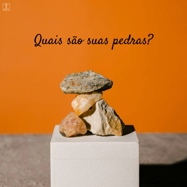 O que você está fazendo com suas pedras memoriais? Várias pedras com fios de cor laranja por toda parte estão empilhadas juntas. O que você está fazendo com suas pedras memoriais?