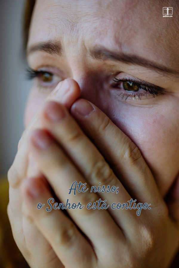 Uma pessoa que cobre a boca com a mão. Mesmo nisto, o Senhor está contigo.