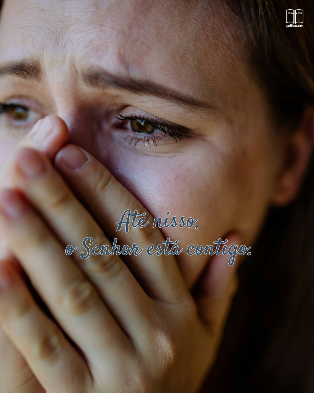 Uma pessoa que cobre a boca com a mão. Mesmo nisto, o Senhor está contigo.