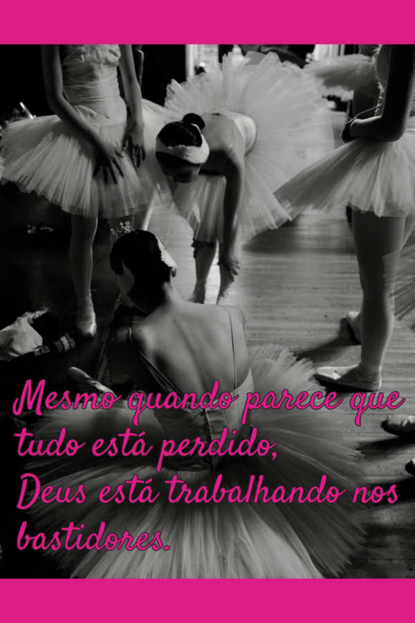Um grupo de bailarinas de tutu cerca uma bailarina sentada no chão. Mesmo quando parece que tudo está perdido, Deus está trabalhando nos bastidores.