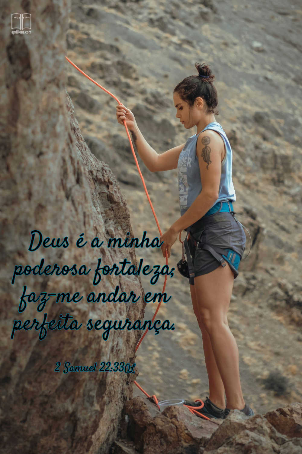 Uma jovem escalando uma rocha. Deus é a minha fortaleza, e ele aperfeiçoa os meus caminhos. 2 Samuel 22:33