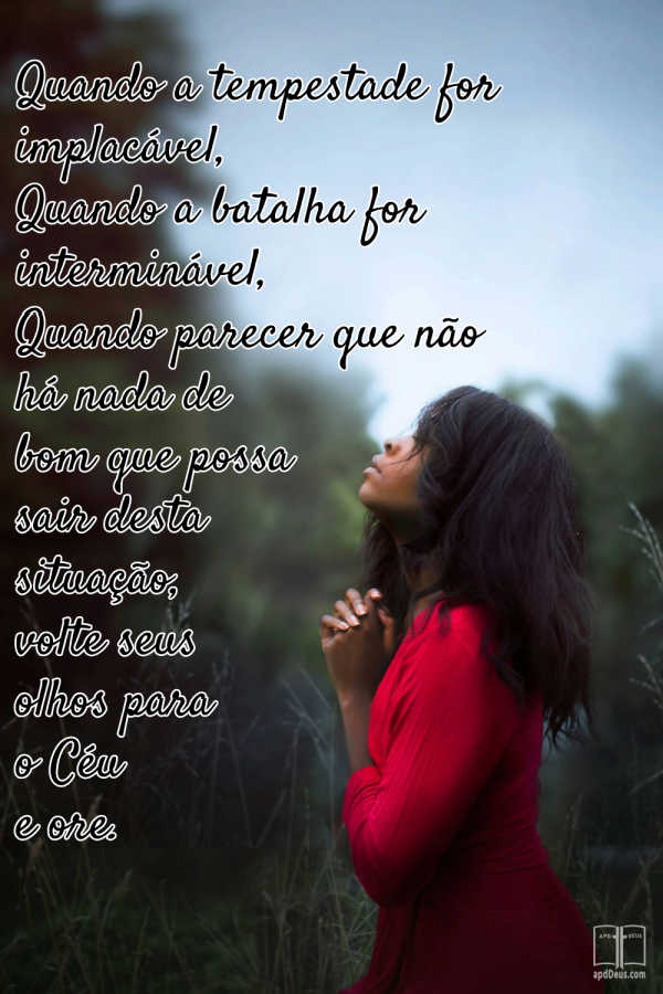 Uma mulher de vestido vermelho, com as mãos entrelaçadas, reza para o céu. Estas palavras adornam a página: “Quando a tempestade for implacável, quando a batalha for interminável, quando parecer que não há nada de bom que possa advir desta situação, volte os olhos para o Céu e reze.”