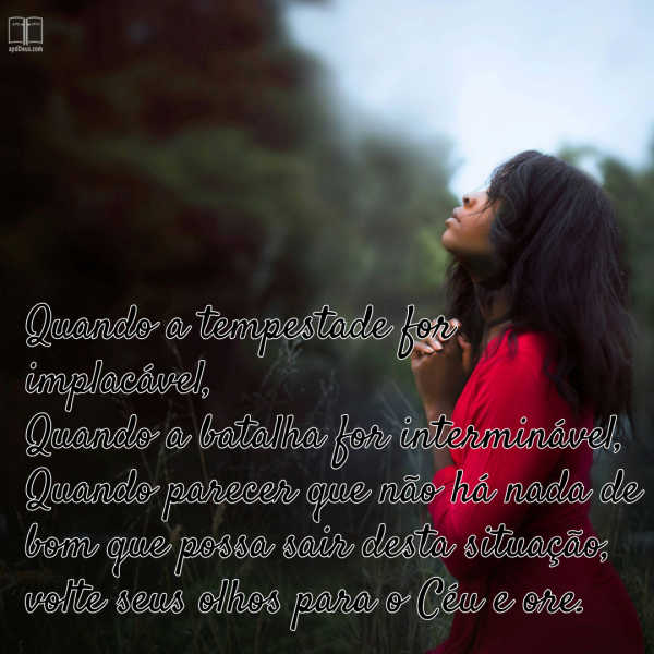 Uma mulher de vestido vermelho, com as mãos entrelaçadas, reza para o céu. Estas palavras adornam a página: “Quando a tempestade for implacável, quando a batalha for interminável, quando parecer que não há nada de bom que possa advir desta situação, volte os olhos para o Céu e reze.”