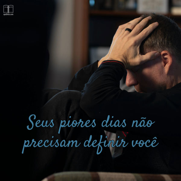 Um homem sentado segurando a cabeça. Seus piores dias não precisam definir você.