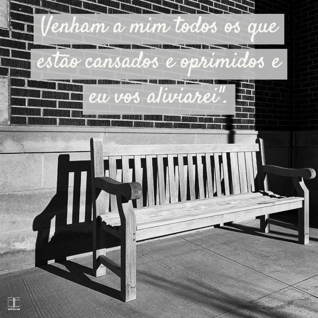 Deus é forte o suficiente para ser confiado com o seu cansaço, peso, desespero e doença. Venha a Ele Uma foto em preto e branco de um banco gasto. Venham todos vocês que estão cansados e pesados, e eu lhes darei descanso.