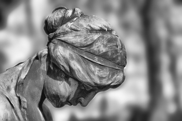 Às vezes a vida é tão difícil, tudo o que você pode fazer é inclinar a cabeça e chorar. Deus te vê. Deus te ouve. Deus sabe o que está acontecendo. Uma estátua com a cabeça baixa.